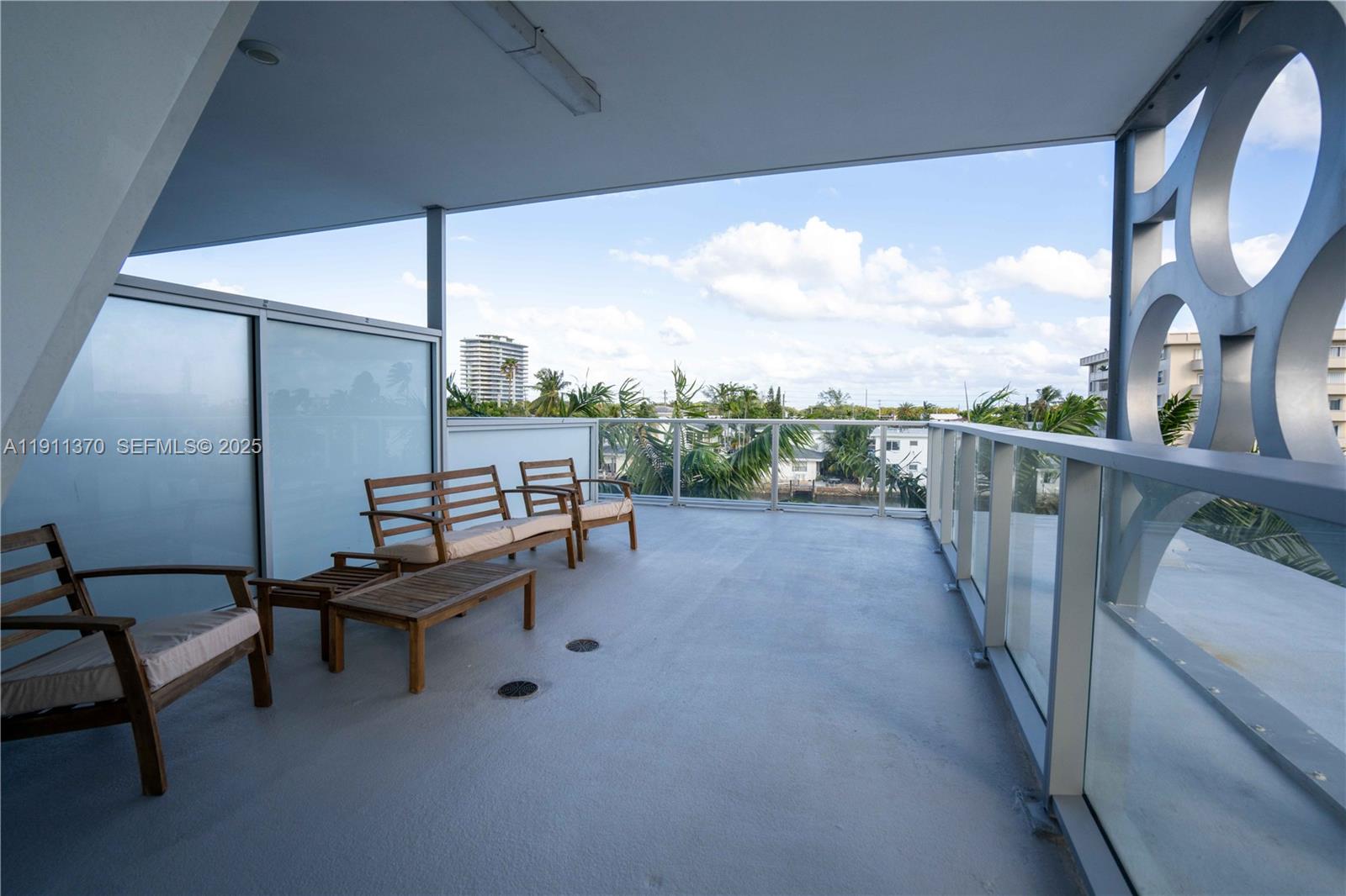 8425 Crespi Blvd 304