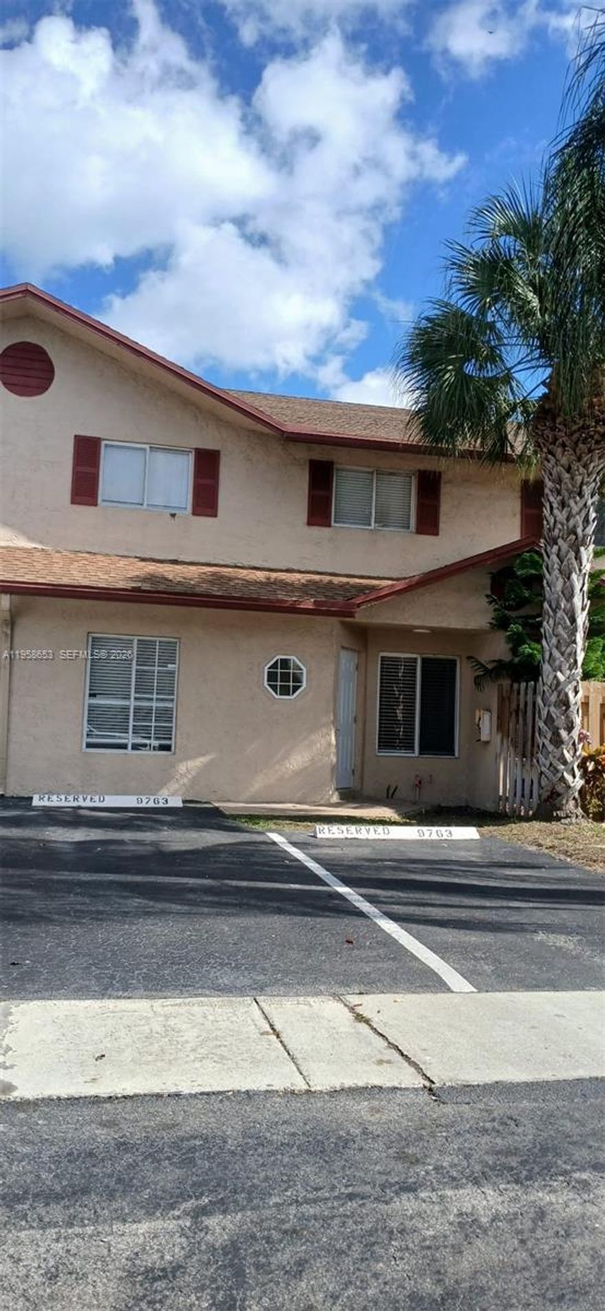 newly renovated 4 bed  3 bath new floors new appliances new bathrooms back view of a beautiful lake 2 parking spots in front of the unit , unit close to community pool tennis and basketball 
RENT IMMEDIATELY HOA INCLUDES-WATER, TRASH, POOL LAWN, ROOF,POOL AND INSURANCE ON BLDG
