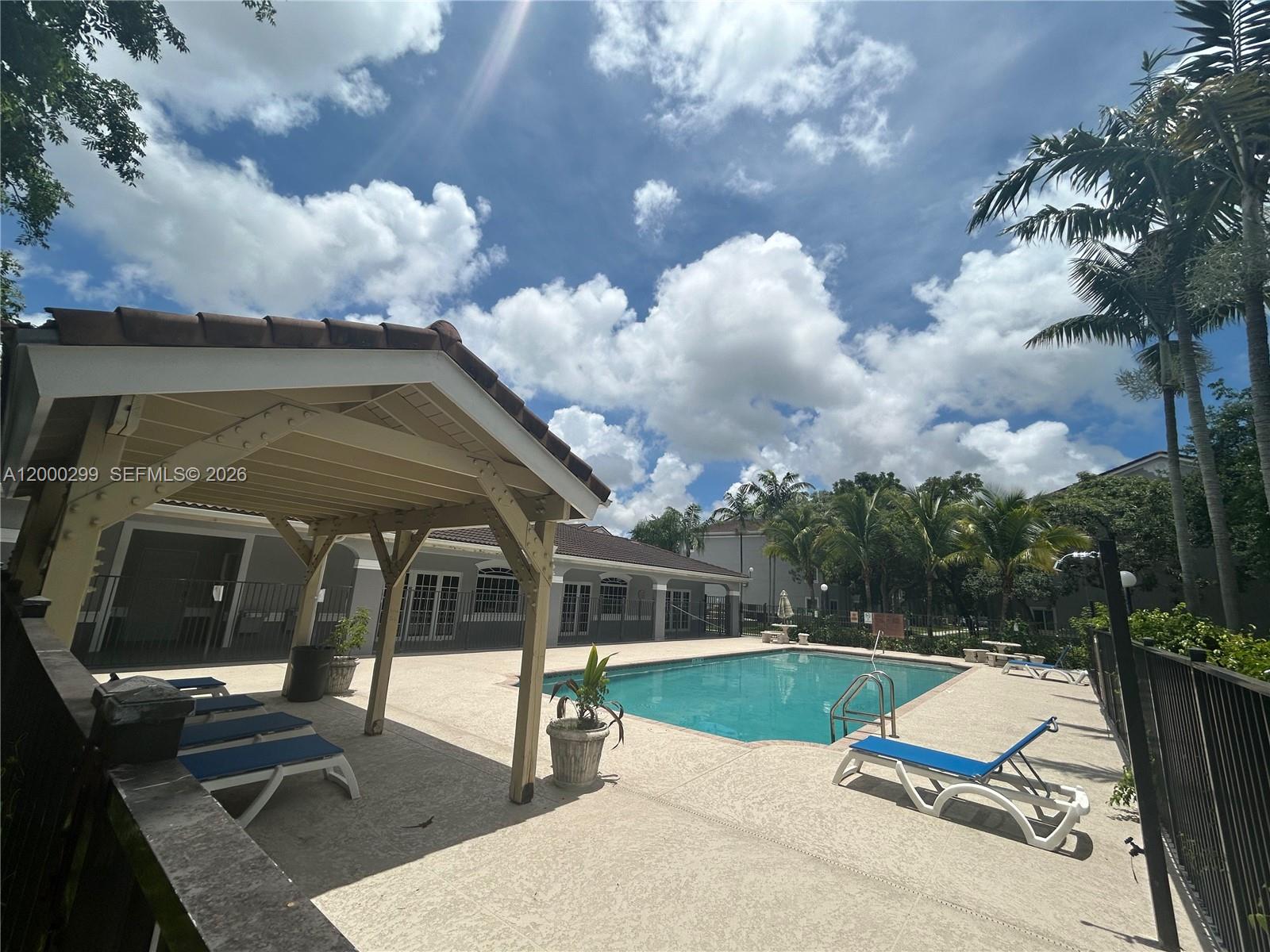 VISTA TRACE 3 CONDO - Residential