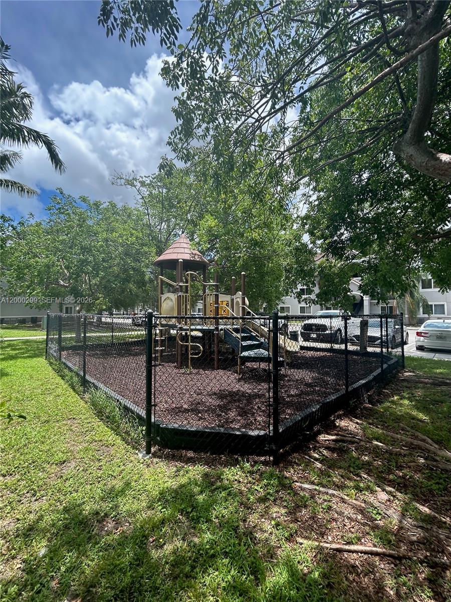 VISTA TRACE 3 CONDO - Residential