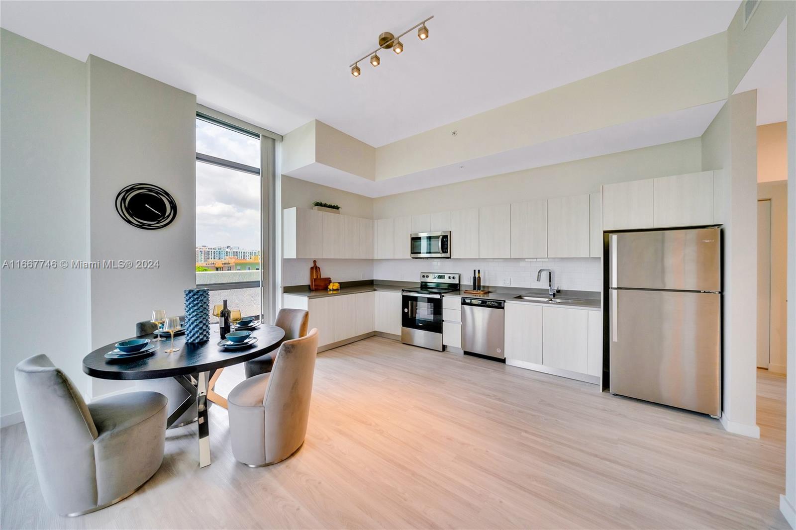 HOLLYWOOD - Residential Lease