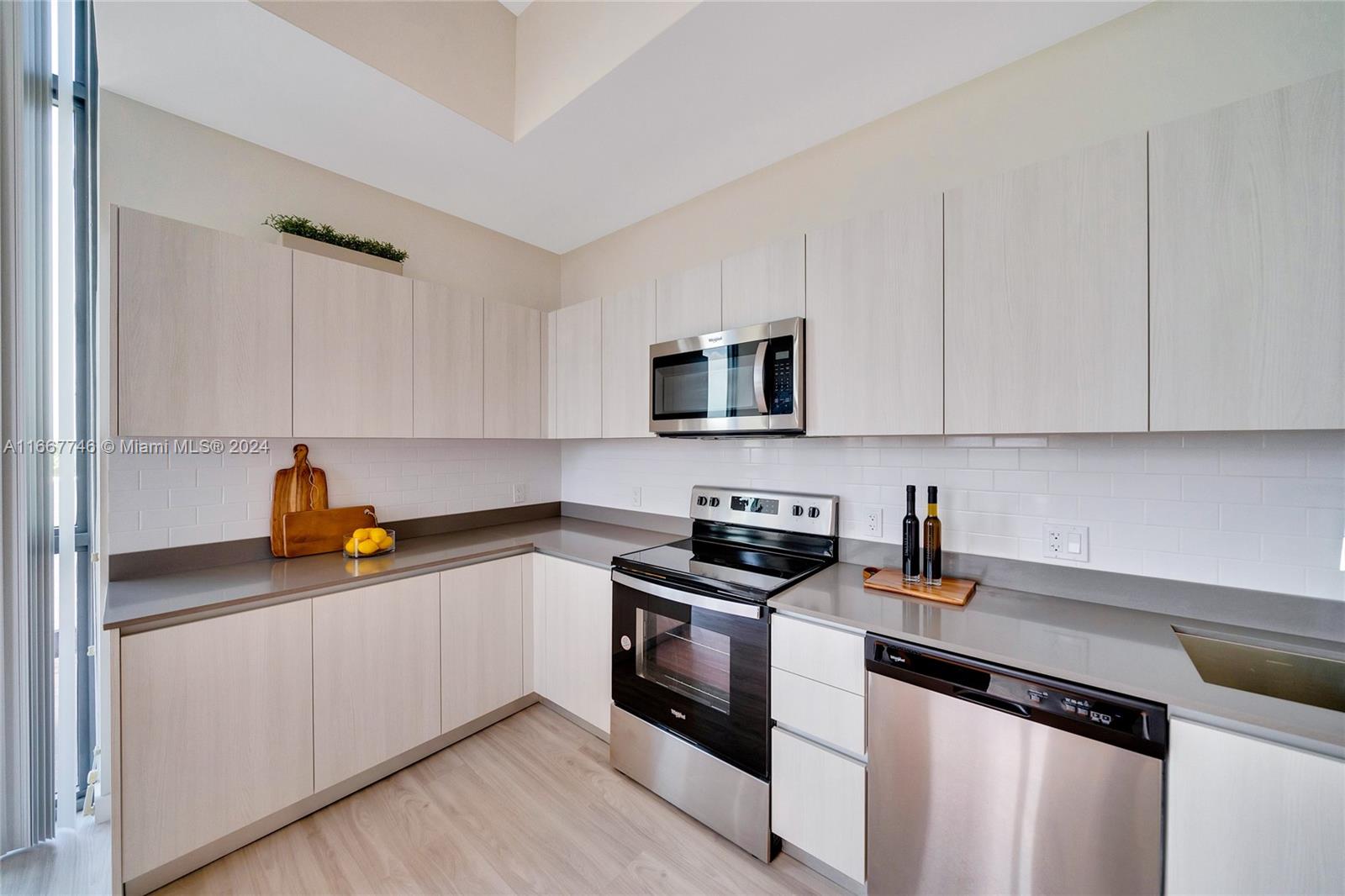 HOLLYWOOD - Residential Lease