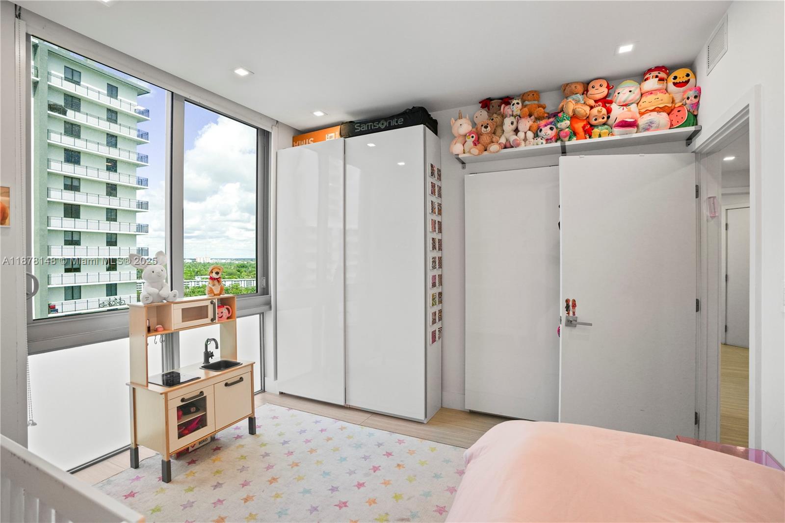 THE HARBOUR NORTH CONDO - Residential