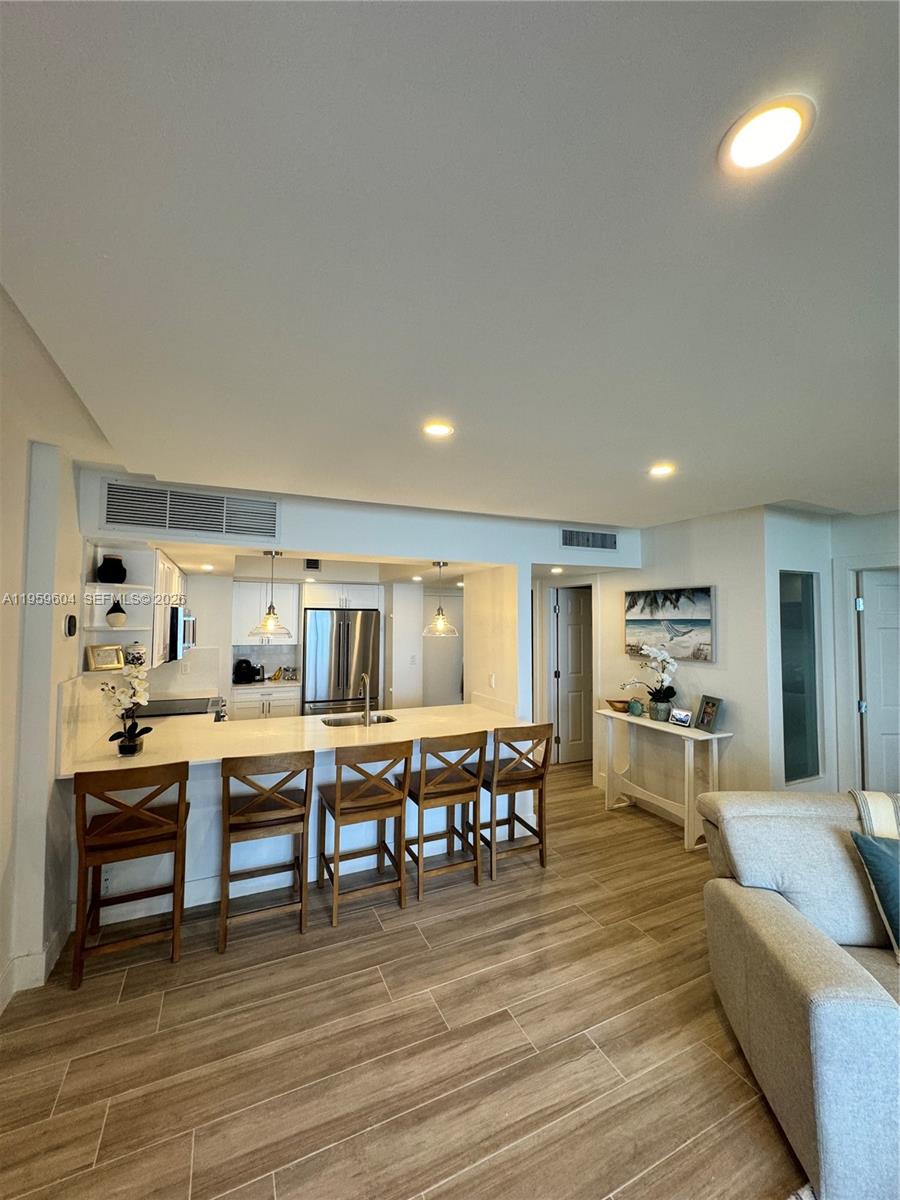 9273 Collins Ave 810