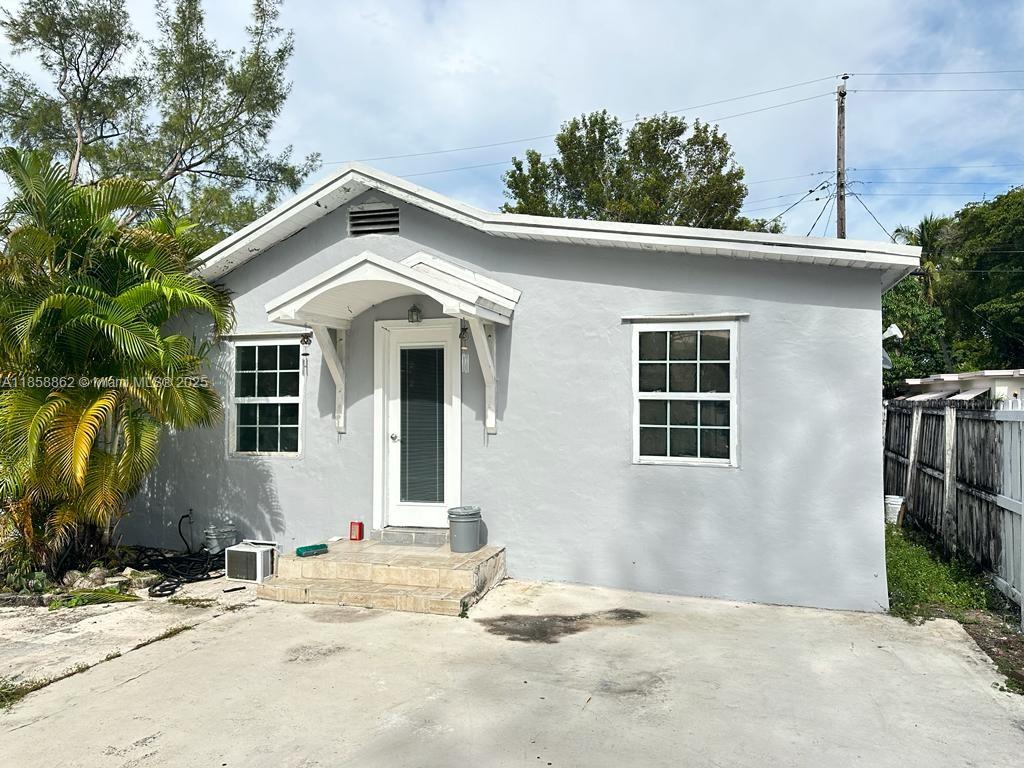 This cozy single-family home with a big front yard is ready for a new tenant.
Big front yard. Plenty of parking.