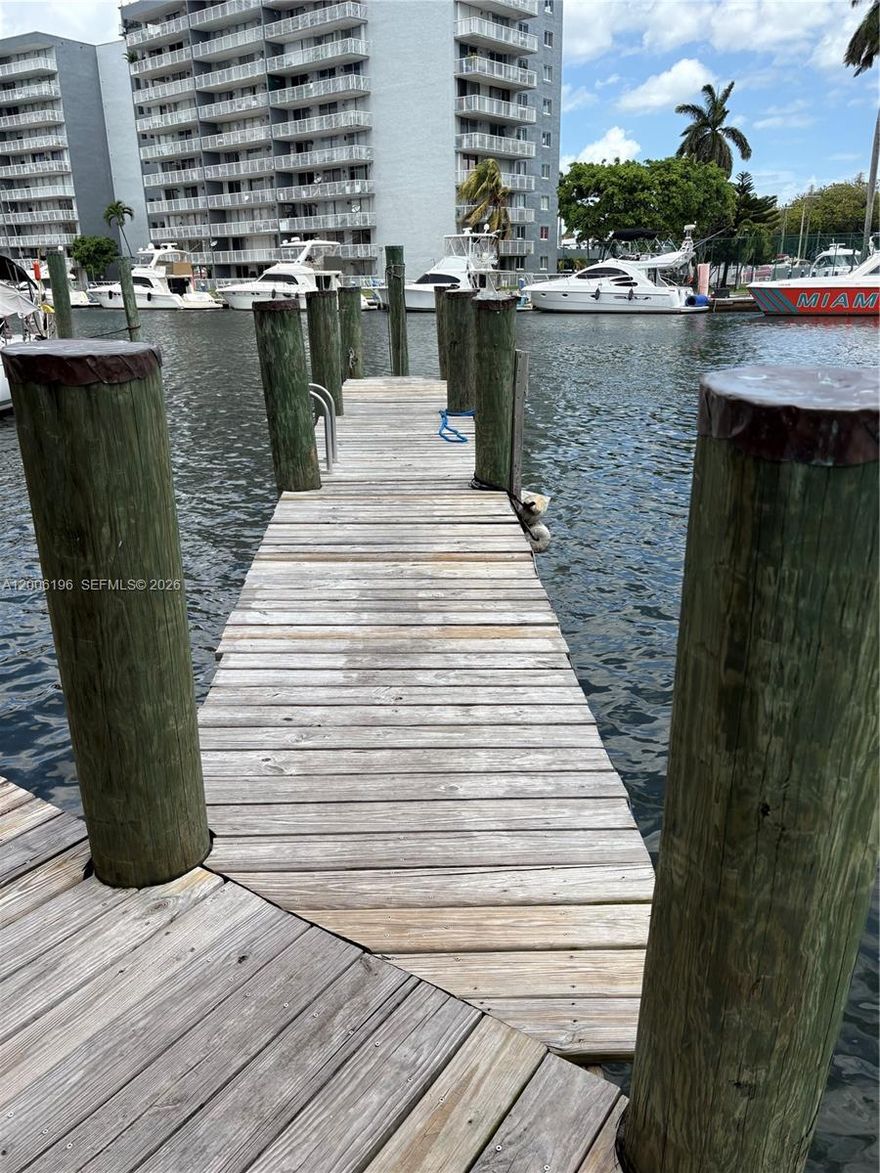 Great opportunity to rent a dock at River Run South Marina, available for a Motorboat of up to 43 feet. DOCK #12. We also have available for rent a 43-foot dock for a Sailboat, as well as a 2-bedroom, 2-bathroom apartment at the same location.