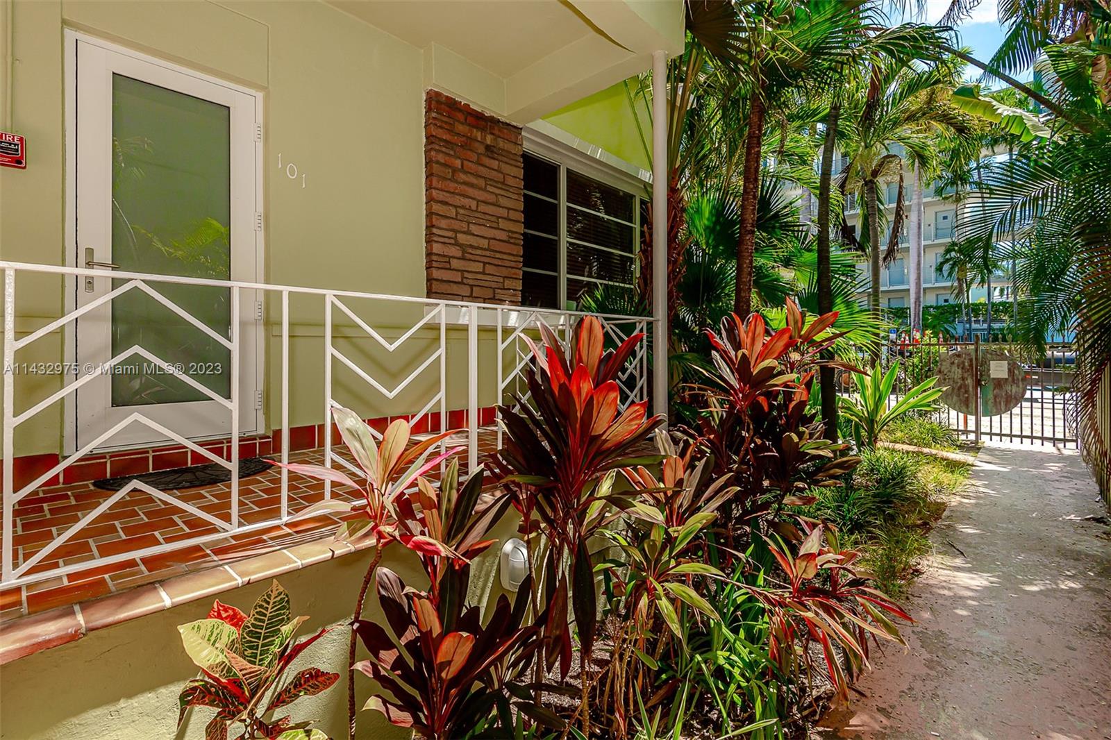 Lovely unit with open layout, large bedroom and impact windows. Surrounded by palms and lush landscaping, this natural homes features hardwood floors, granite countertops, spacious linen closet, natural light throughout and extra walk-in panty/closet. Close to the beach, Lincoln Rd, Flamingo Park, great restaurants, boutique stores, coffee shops, bookstores and more. Laundry facilities in the building. Ok to lease.