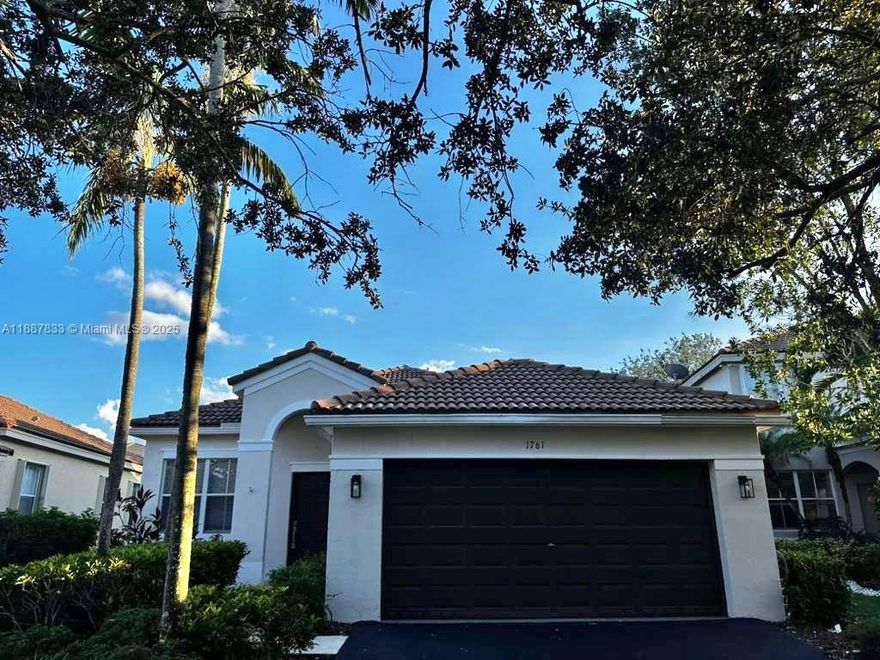 Charming 3 bedrooms, 2 bathrooms in desirable Savanna community with a split floorplan, formal living room and dining area, and an open kitchen with breakfast bar overlooking the family room. Covered and screened patio, laundry room, and community amenities such as several pools, playground, clubhouse, and more. Conveniently near highways and top-rated schools.