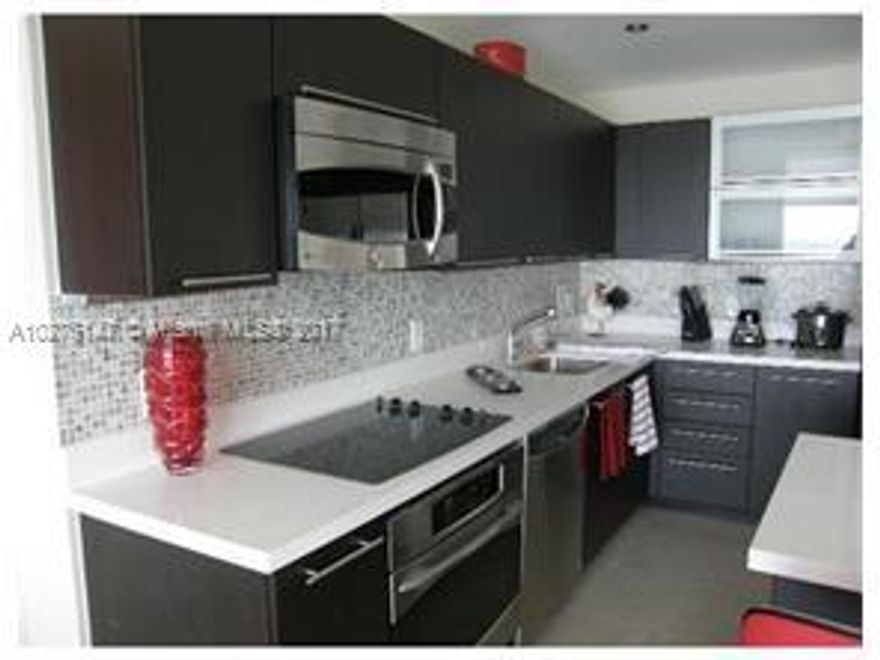 The Ivy 2/2 apt at one of the most luxurious building in the Brickell area. The Ivy offers a great view of Miami River and walking distance to the metro mover. Stainless steel appliances washer and dryer inside the unit. Featuring a riverfront walk, concierge services, business center, infinity edge pool with lap pool, jacuzzi, spa, gym, upcoming new children playground, green areas, 24 hrs security cable and high speed internet.