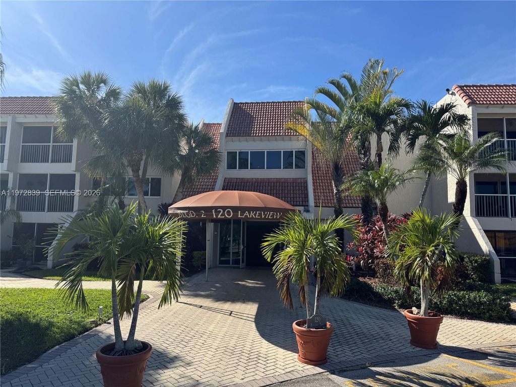 Photo of 120 Lakeview Dr #305, Weston, FL 33326 (MLS # A11972839)