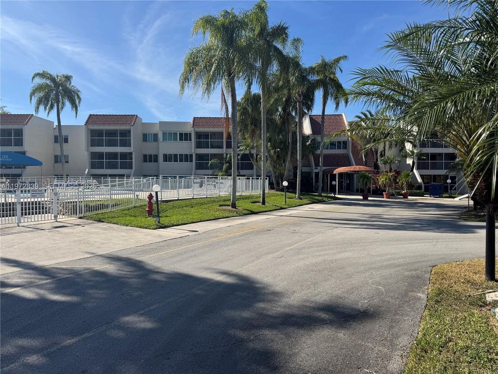 Photo of 120 Lakeview Dr #305, Weston, FL 33326 (MLS # A11972839)