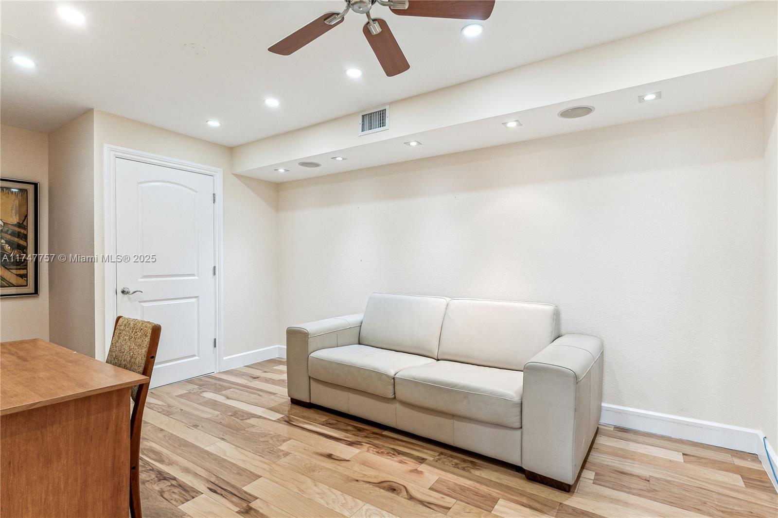 THE TOWERS OF QUAYSIDE CO - Residential