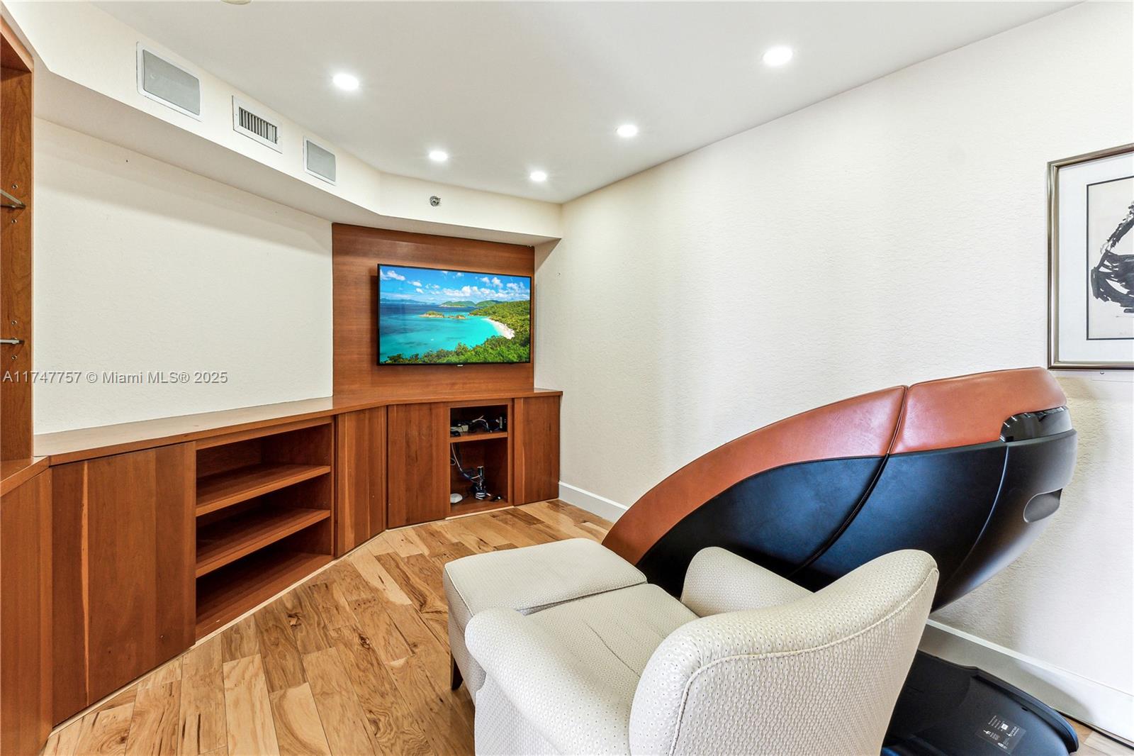 THE TOWERS OF QUAYSIDE CO - Residential