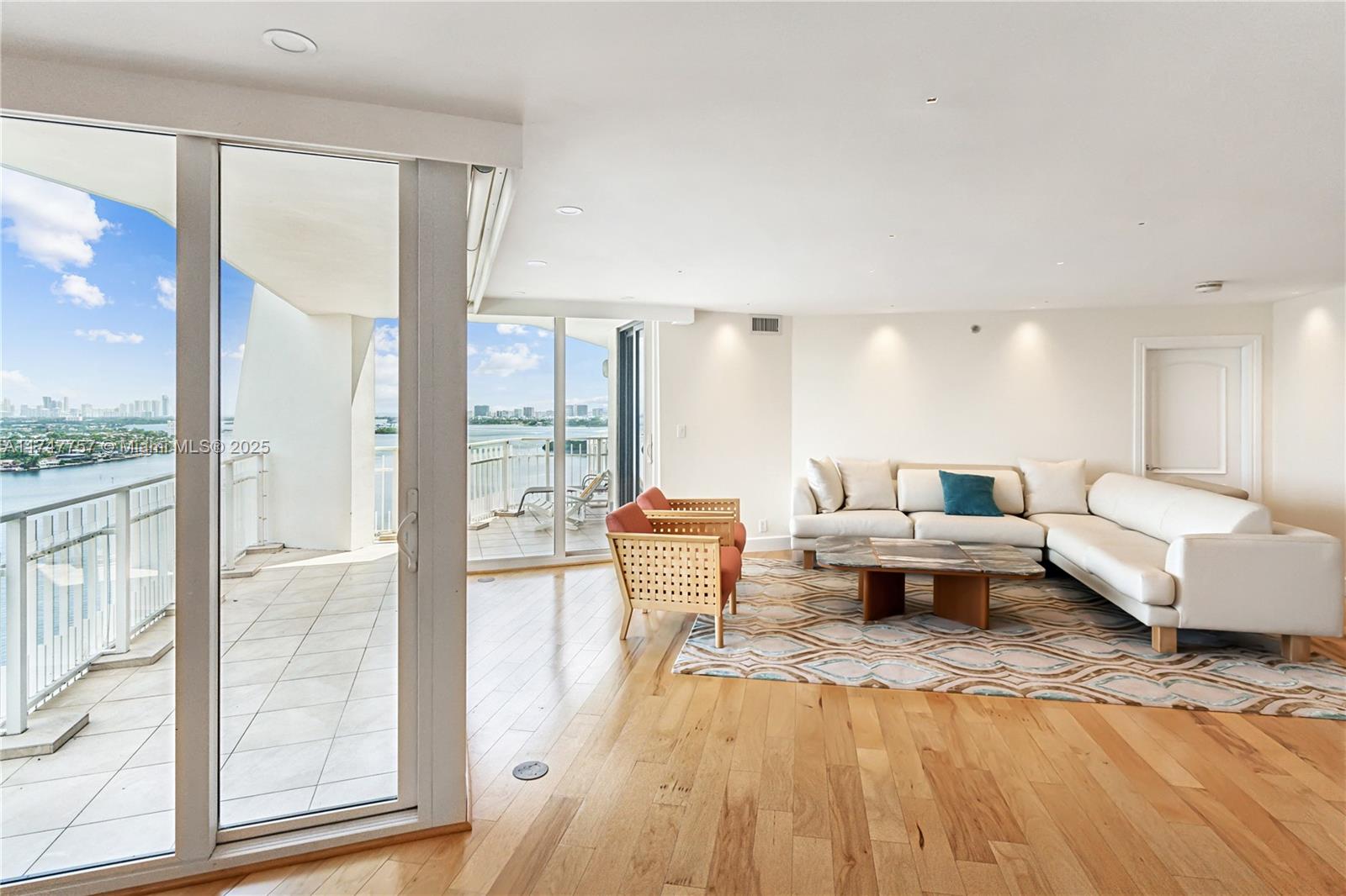 THE TOWERS OF QUAYSIDE CO - Residential