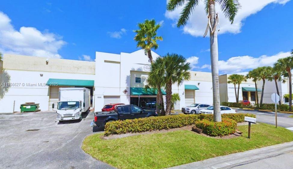 ~ 11,000 SF AVAILABLE TOTAL
~ 9,500 SF WAREHOUSE AREA
~ 1,500 SF OFFICE SPACE - BULLPEN AREA W/
4 PRIVATE OFFICES + 1 CONFERENCE ROOM
KITCHEN & 3 RESTROOMS
A/C’D ASSEMBLY ROOM
3 DOCK HIGH DOORS + 1 RAMP
3-PHASE HEAVY POWER (110/208V)
AUTOMATED SHUTTERS
SECURITY CAMERAS
RACKS INCLUDED IN THE LEASE