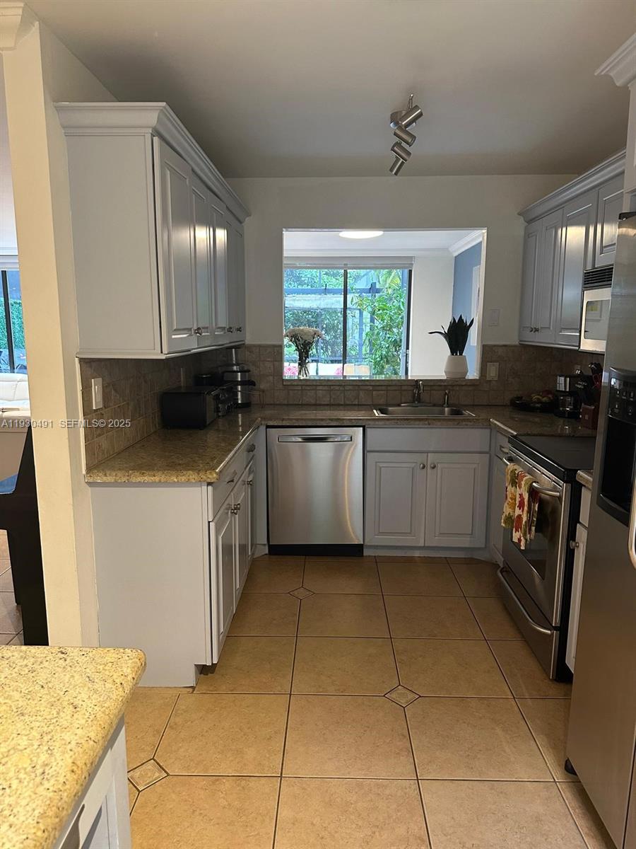 COSTA DEL SOL CONDO E - Residential Lease