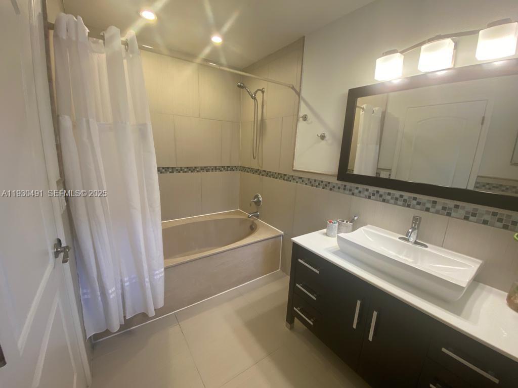 COSTA DEL SOL CONDO E - Residential Lease