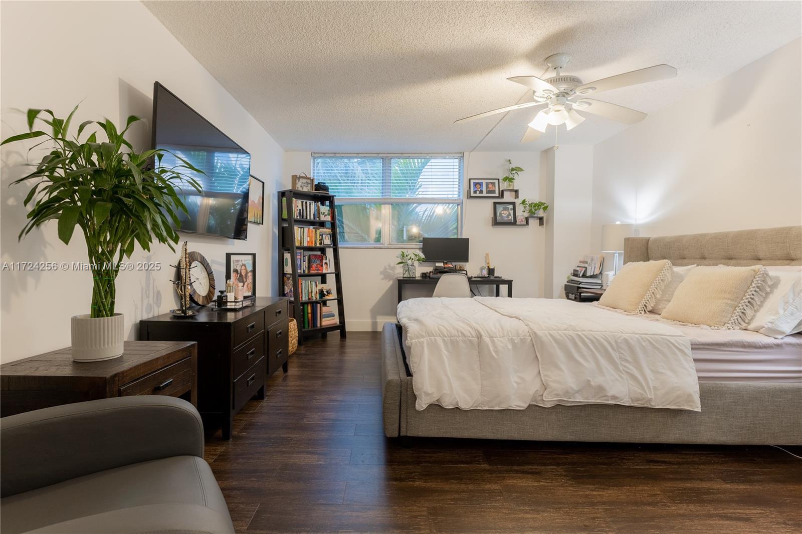 CARLTON BAY CONDO - Residential