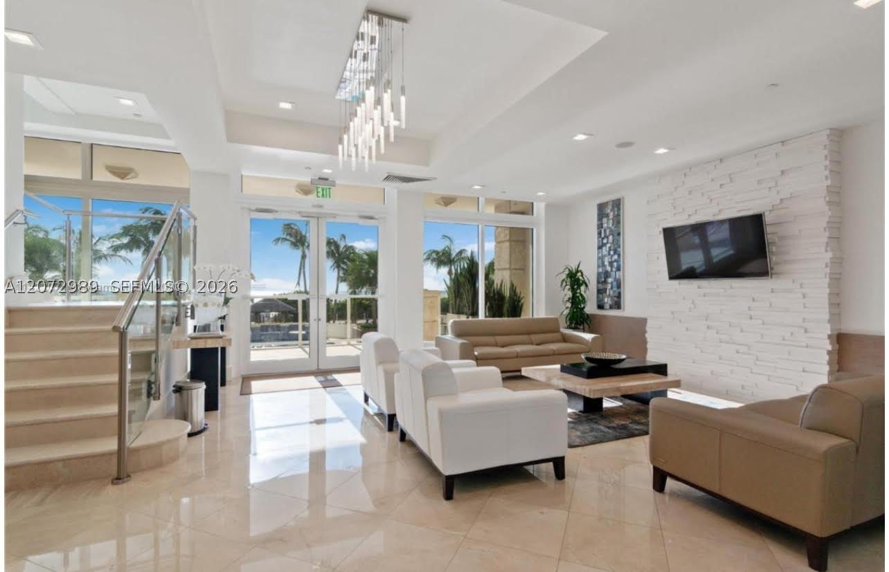 4775 Collins Ave 502