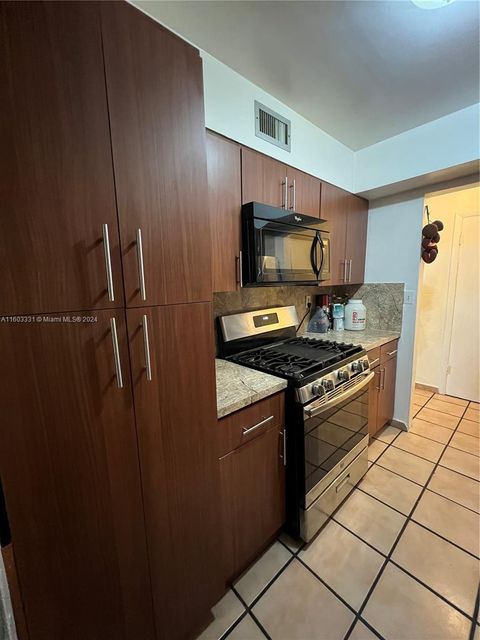 Condominium in Hialeah FL 1300 53rd St St 4.jpg