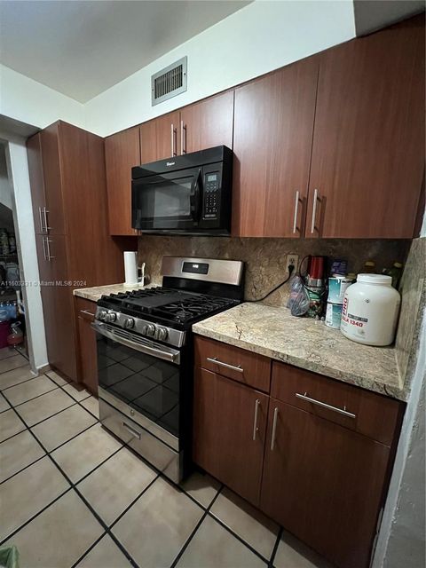 Condominium in Hialeah FL 1300 53rd St St 3.jpg