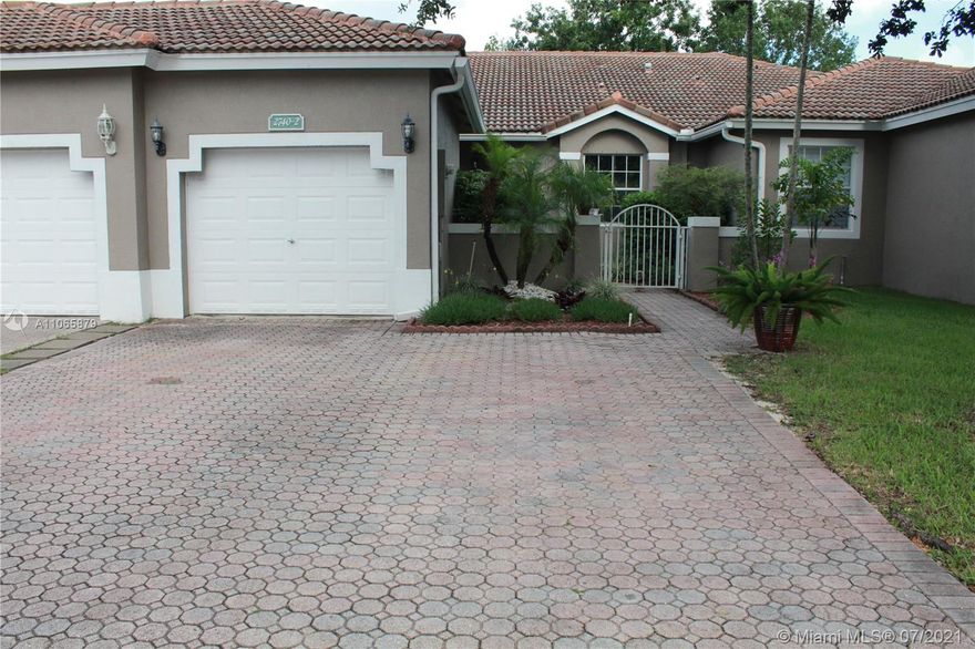 Beautiful, spacious 2BR/2BA villa with screen enclosed patio and open courtyard in gated Fairway Isles. A split floor plan with vaulted ceilings and a high-end upgraded kitchen that is every cook’s dream. Master bedroom boasts a walk-in closet, laminate floors, roman tub, double vanity sinks. Low HOA fee includes clubhouses, pools, tennis, landscaping, basic cable, security monitoring, exterior pest control, roof cleaning, lawn and sprinkler care, annual mulching.