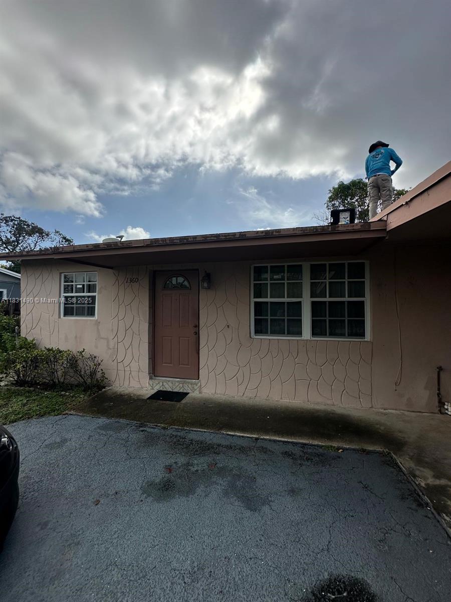 Great starter home or fix and flip property. Please see broker remarks