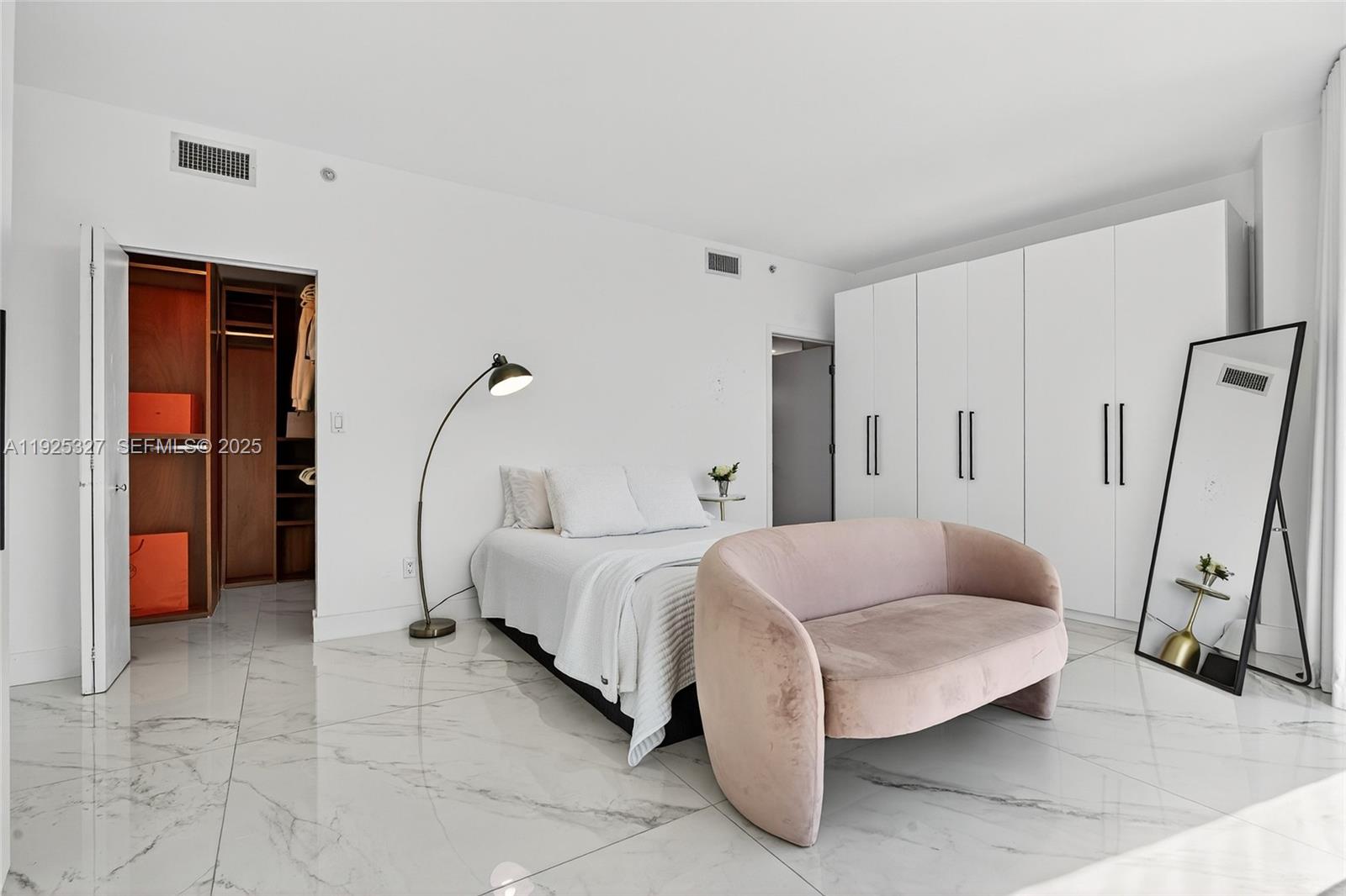 BLUE CONDO - Residential