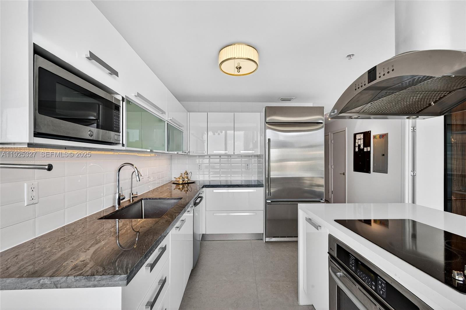 BLUE CONDO - Residential