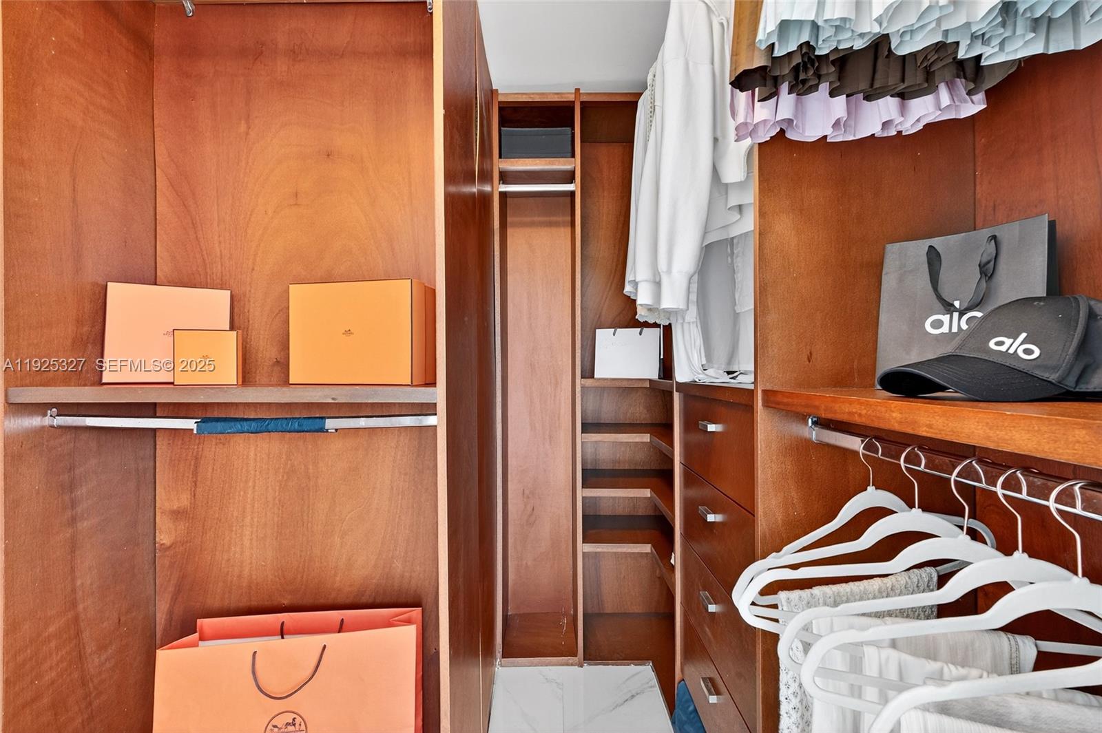 BLUE CONDO - Residential