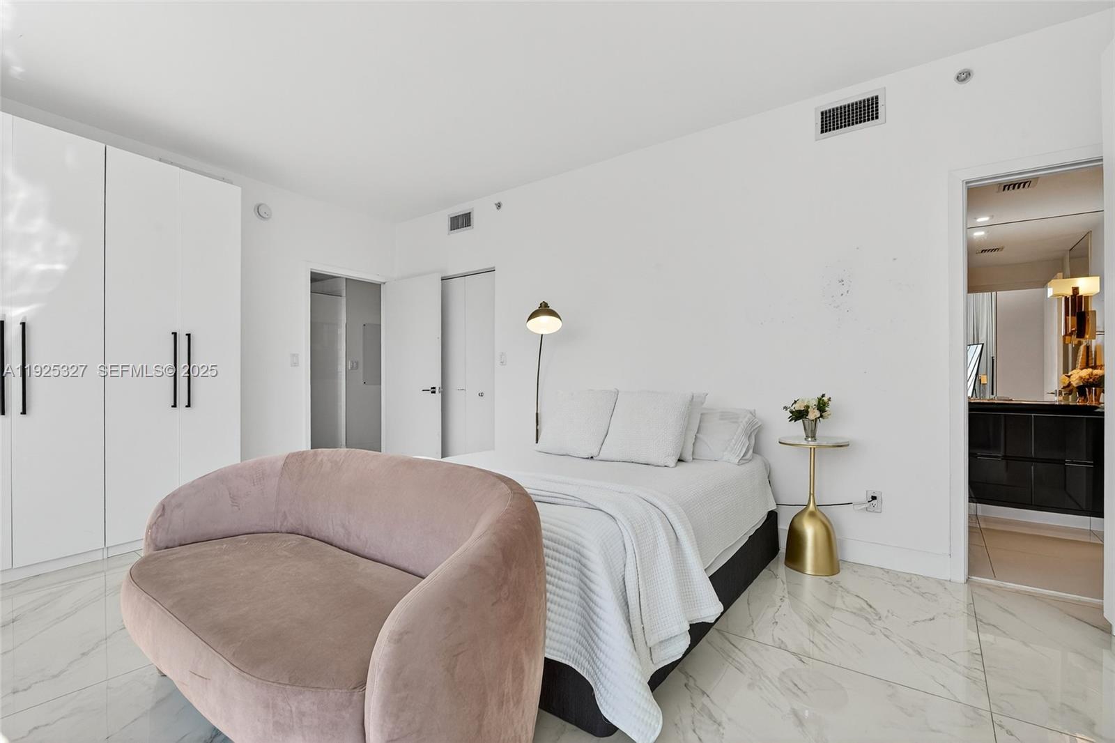 BLUE CONDO - Residential