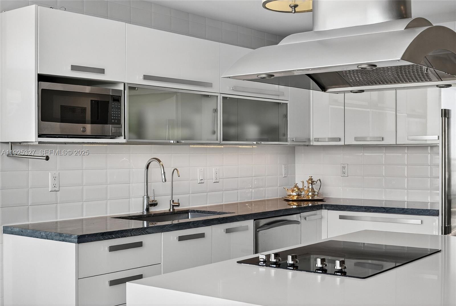 BLUE CONDO - Residential