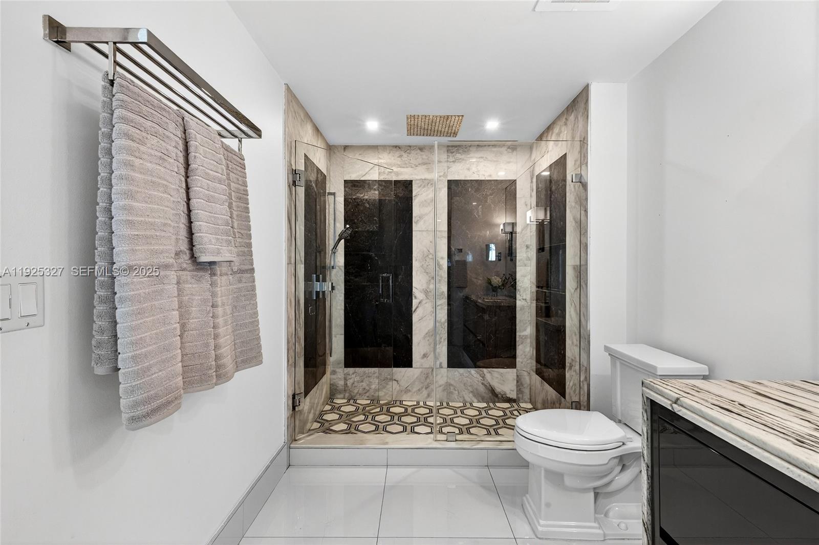 BLUE CONDO - Residential