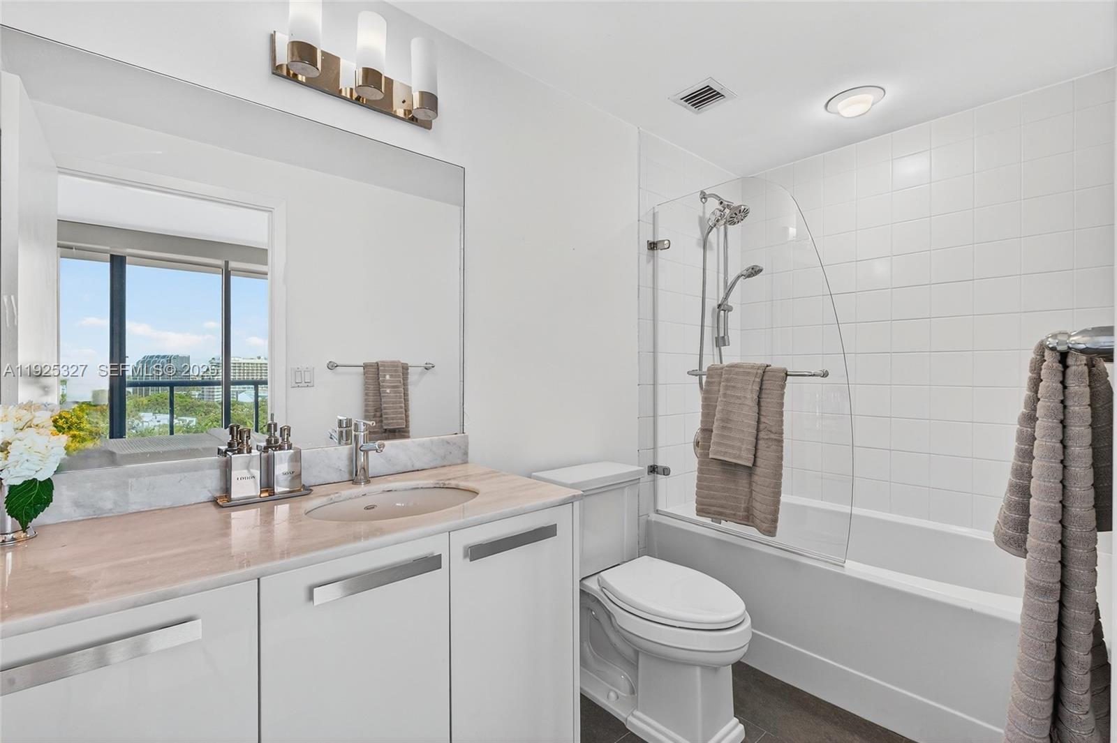 BLUE CONDO - Residential