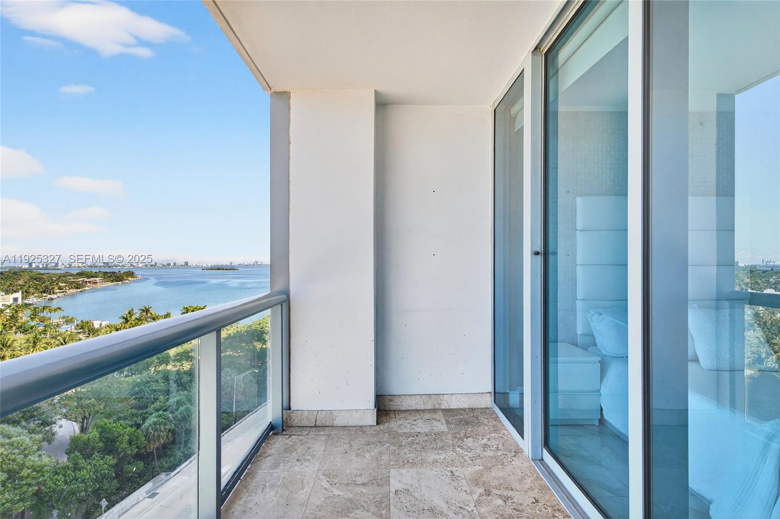 BLUE CONDO - Residential