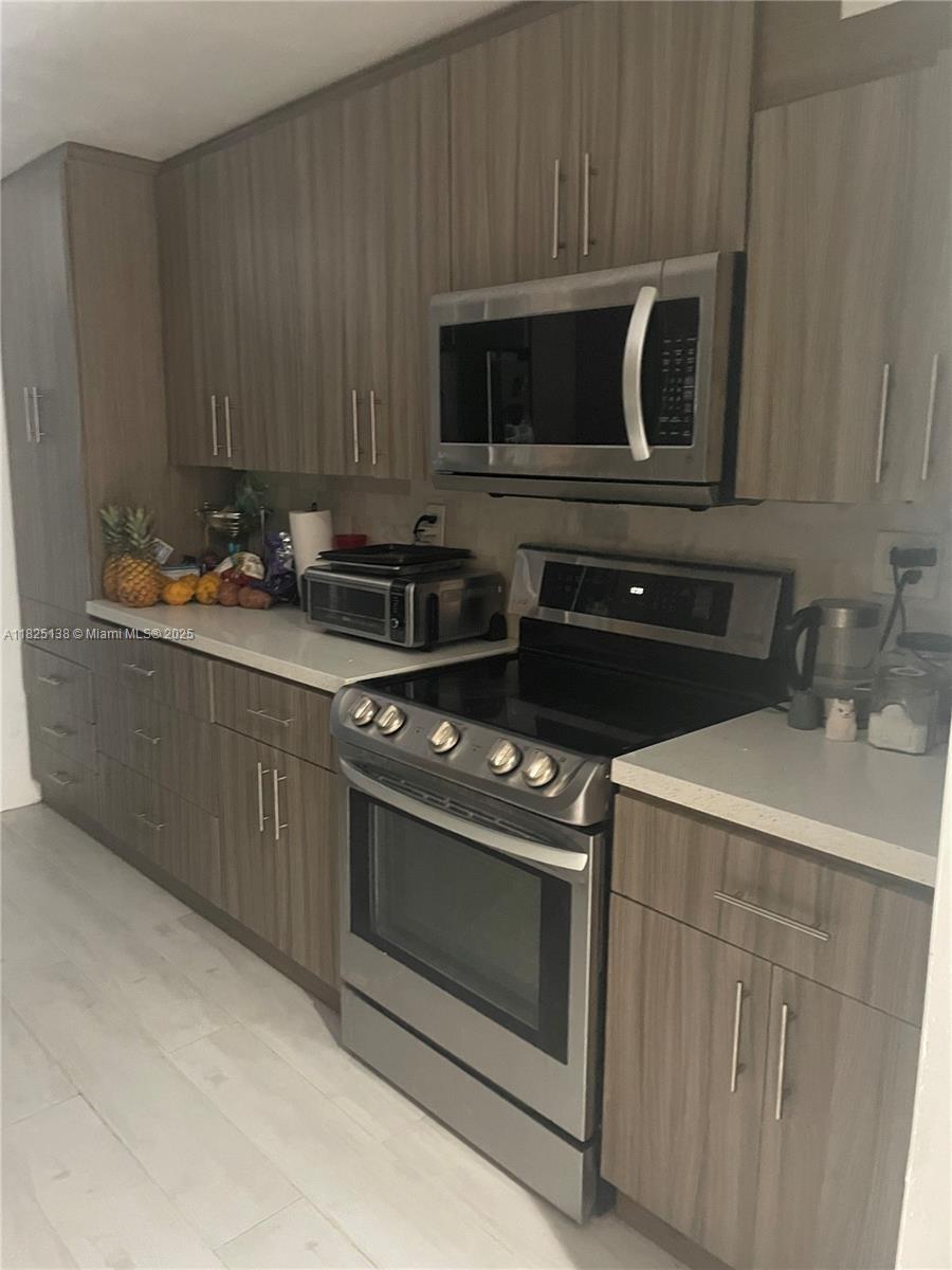 3/2 villa for rent in bonaventure. Close to schools, restaurants, shops and parks. 3 bedroom 2 bathroom plus additional room and a huge deck for family and friends to enjoy. first, last and 1200 for security deposit.