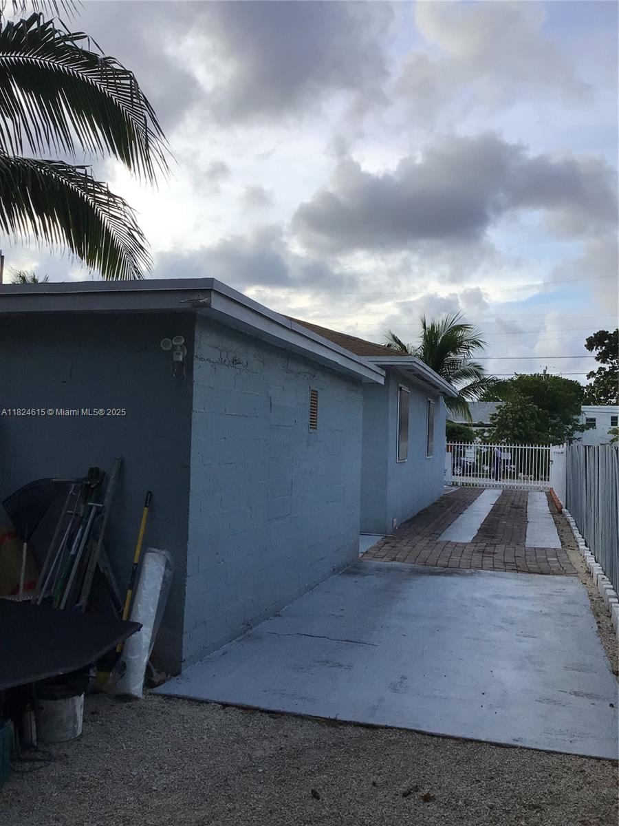 1860 NW 45th St, Miami, FL, 33142/$640,000 4 1860 NW 45th St