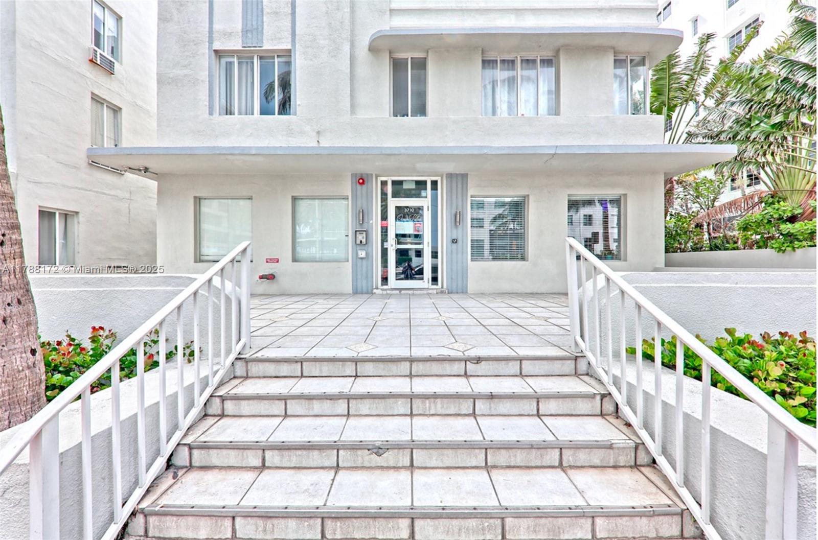 Rental Property at 3710 Collins Ave N-202, Miami Beach, Miami-Dade County, Florida - Bedrooms: 1 
Bathrooms: 1  - $1,600 MO.