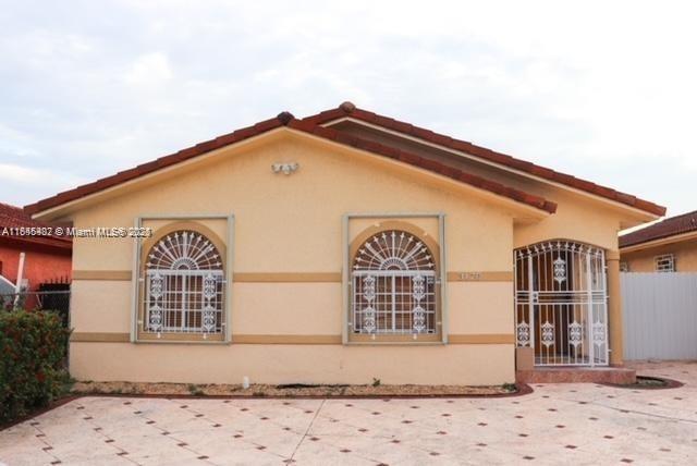 PROPERTY FOR RENT1/1 HAS KITCHEN, LIVING ROOM, MASTER BEDROOM, LARGE TERRACE, WASHER AND DRYER. CLOSE TO A + SCHOOLS AND RESTAURANTS, INCLUDES CABLEBOX, INTERNET CALL NOW THIS WONT LAST!!