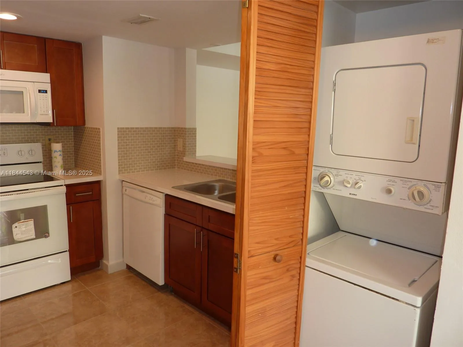 Miami, Florida 33155, United States, 2 Bedrooms Bedrooms, ,3 BathroomsBathrooms,Residential,Active,176787