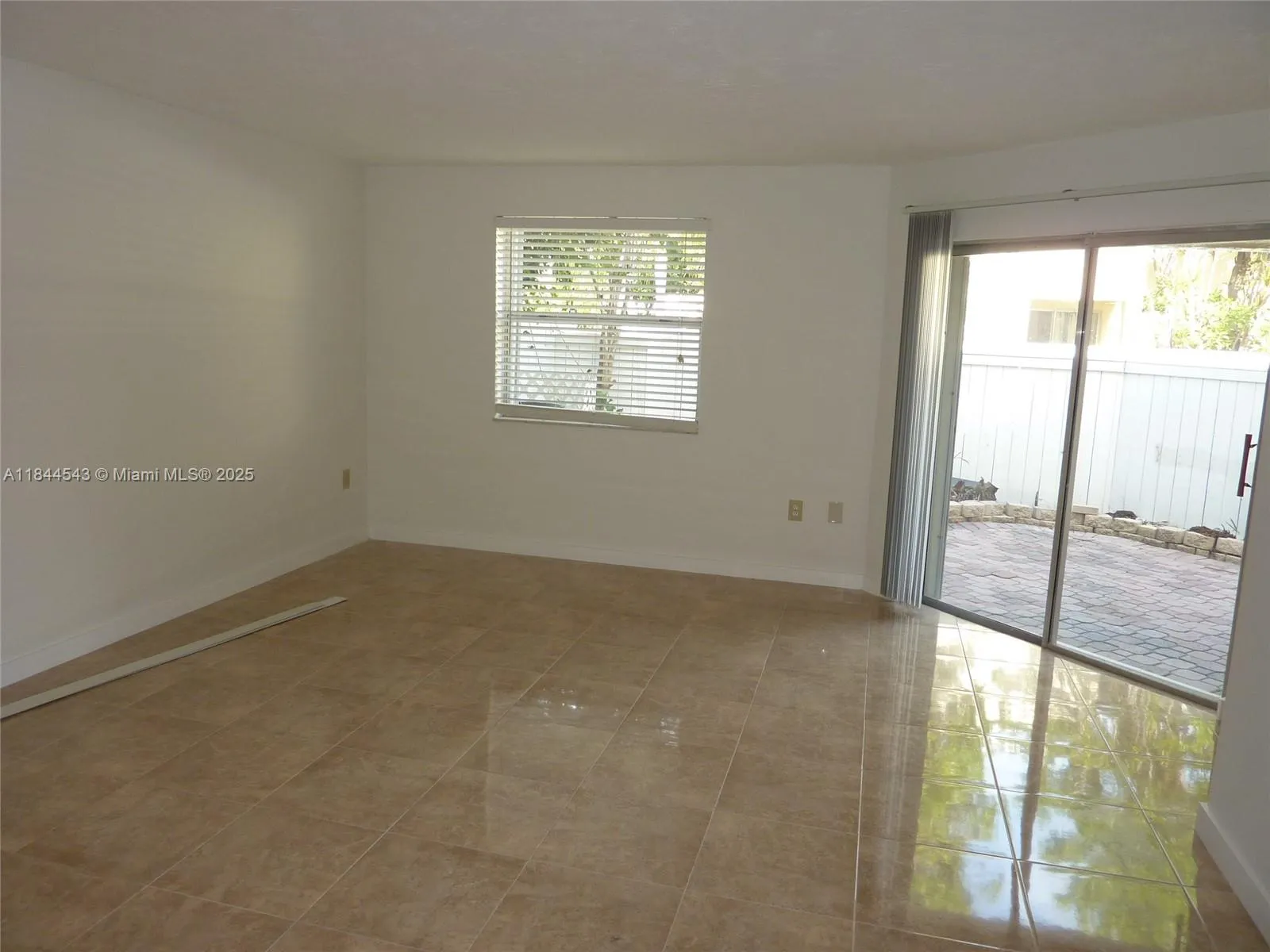 Miami, Florida 33155, United States, 2 Bedrooms Bedrooms, ,3 BathroomsBathrooms,Residential,Active,176787