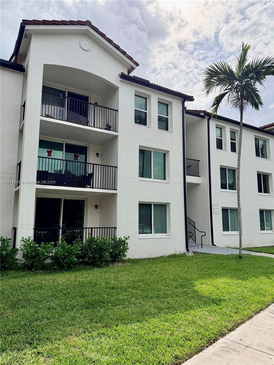 Remarkable and very neat property with 2 bedroom, 2 bathroom on the third floor with a large balcony. Property
renovated with impact windows, stainless steel appliances, bedrooms laminate wood floors. Gated community with beautiful pool, volleyball court, fitness center, plenty of parking. Located close to the beach, restaurants and more.