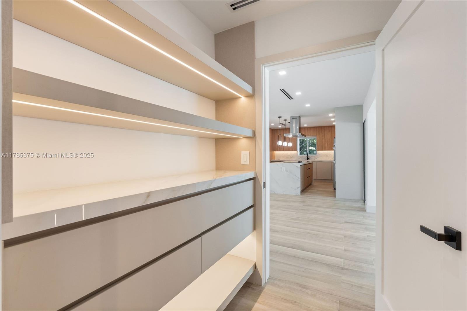 NORTHRIDGE - Residential