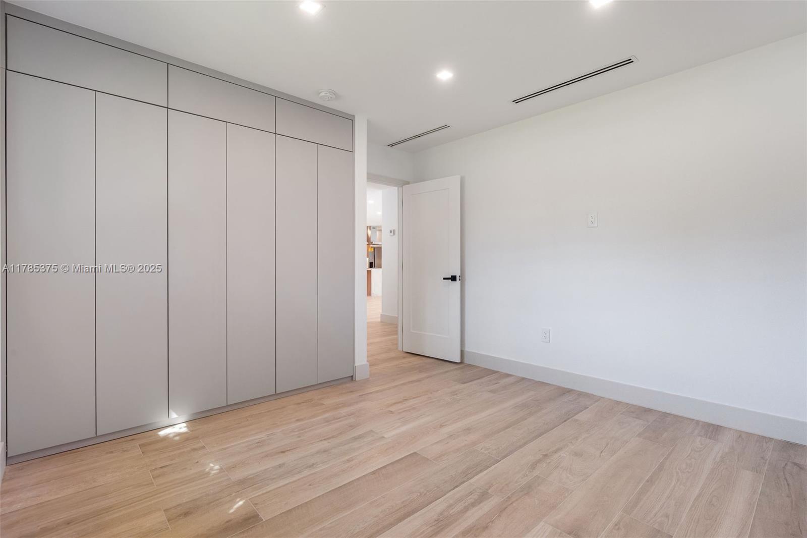 NORTHRIDGE - Residential