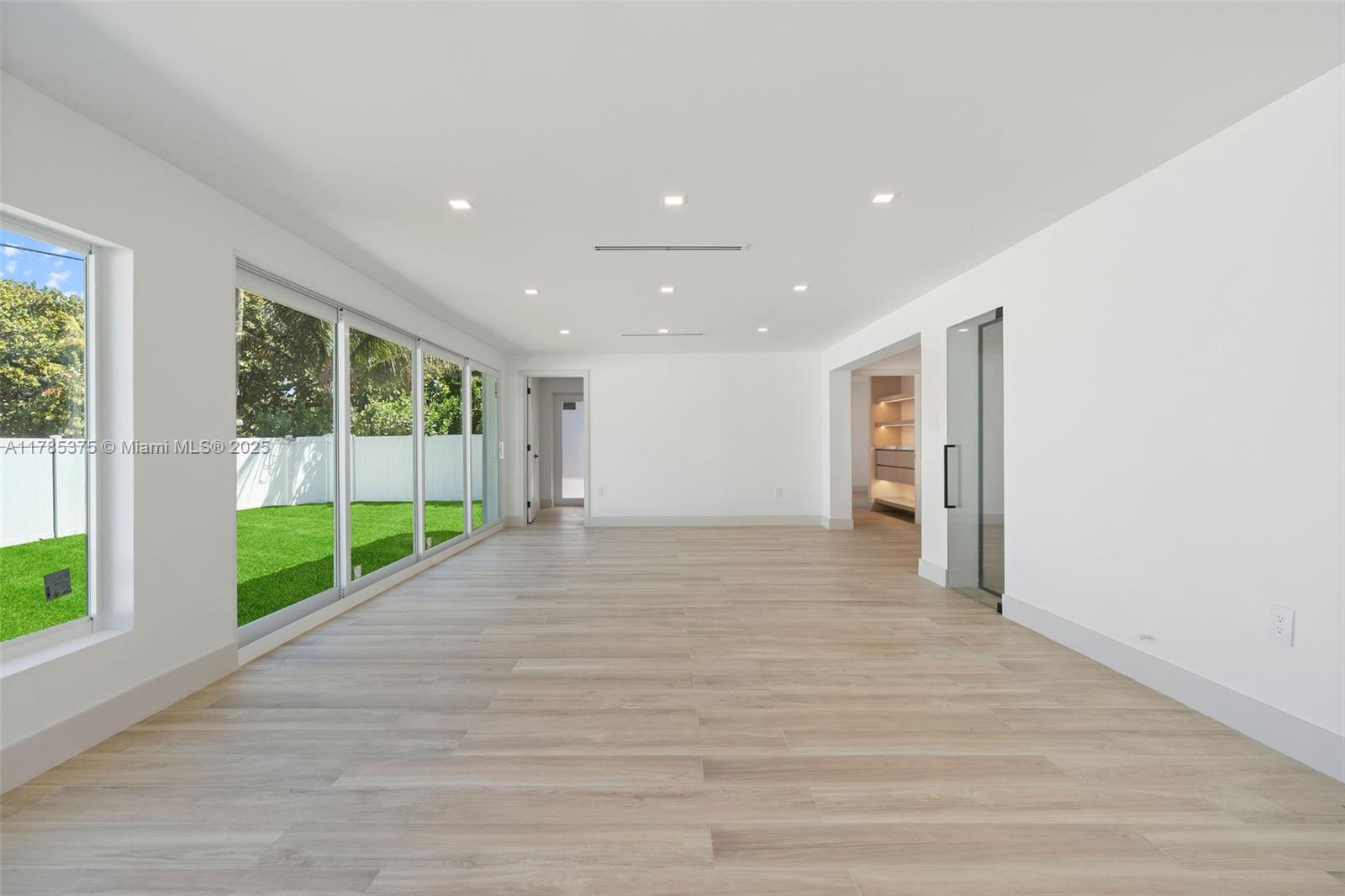 NORTHRIDGE - Residential