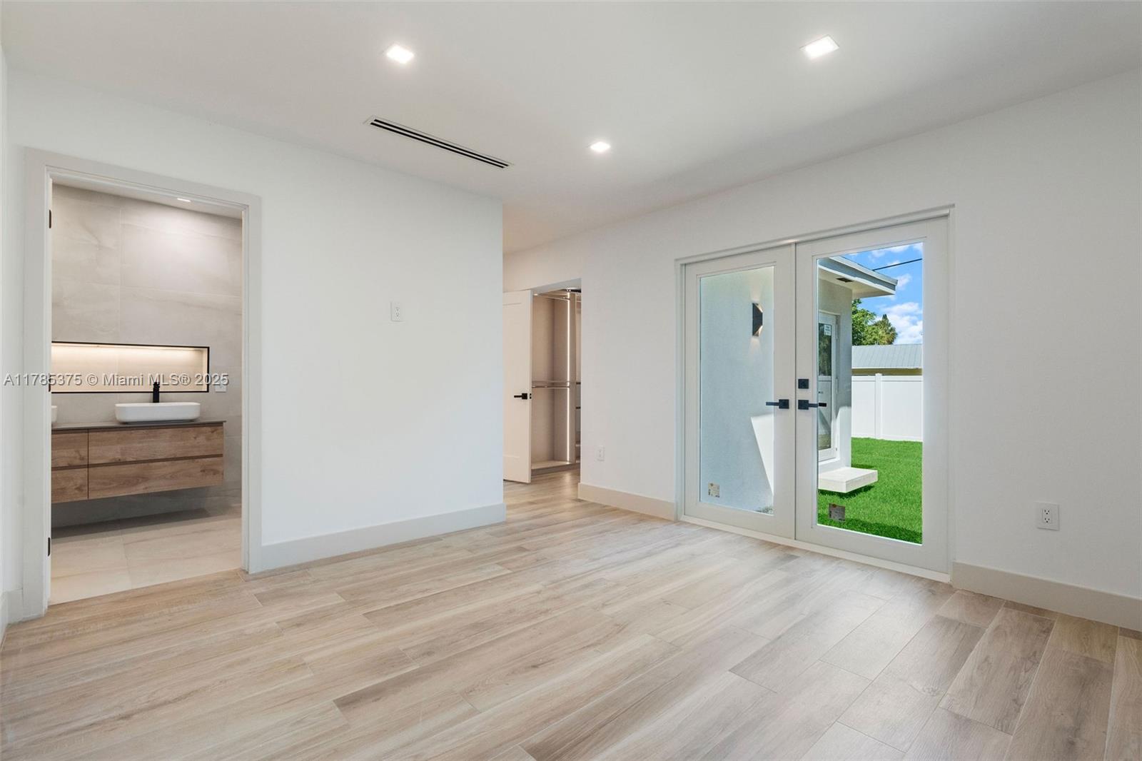 NORTHRIDGE - Residential