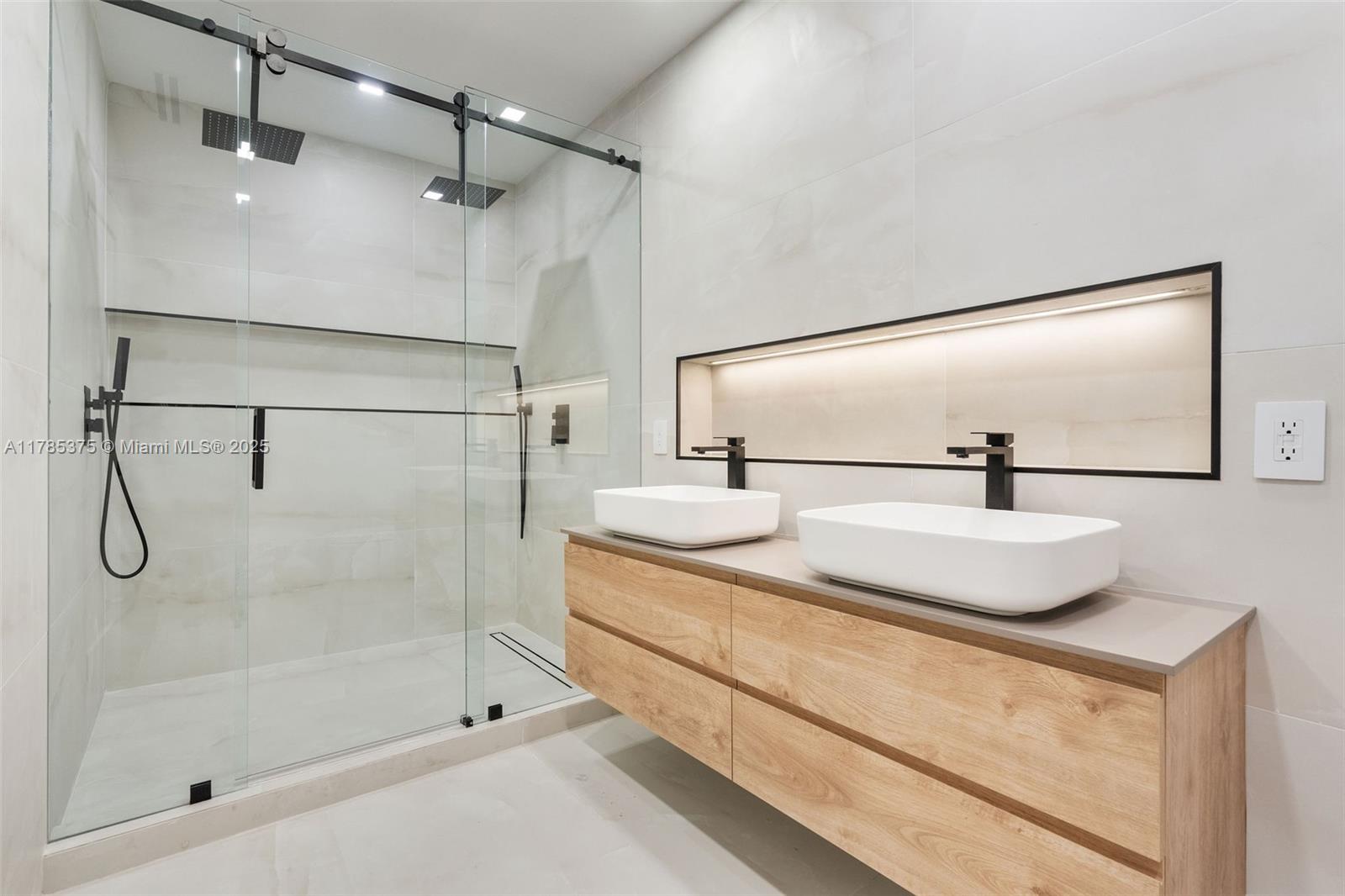 NORTHRIDGE - Residential