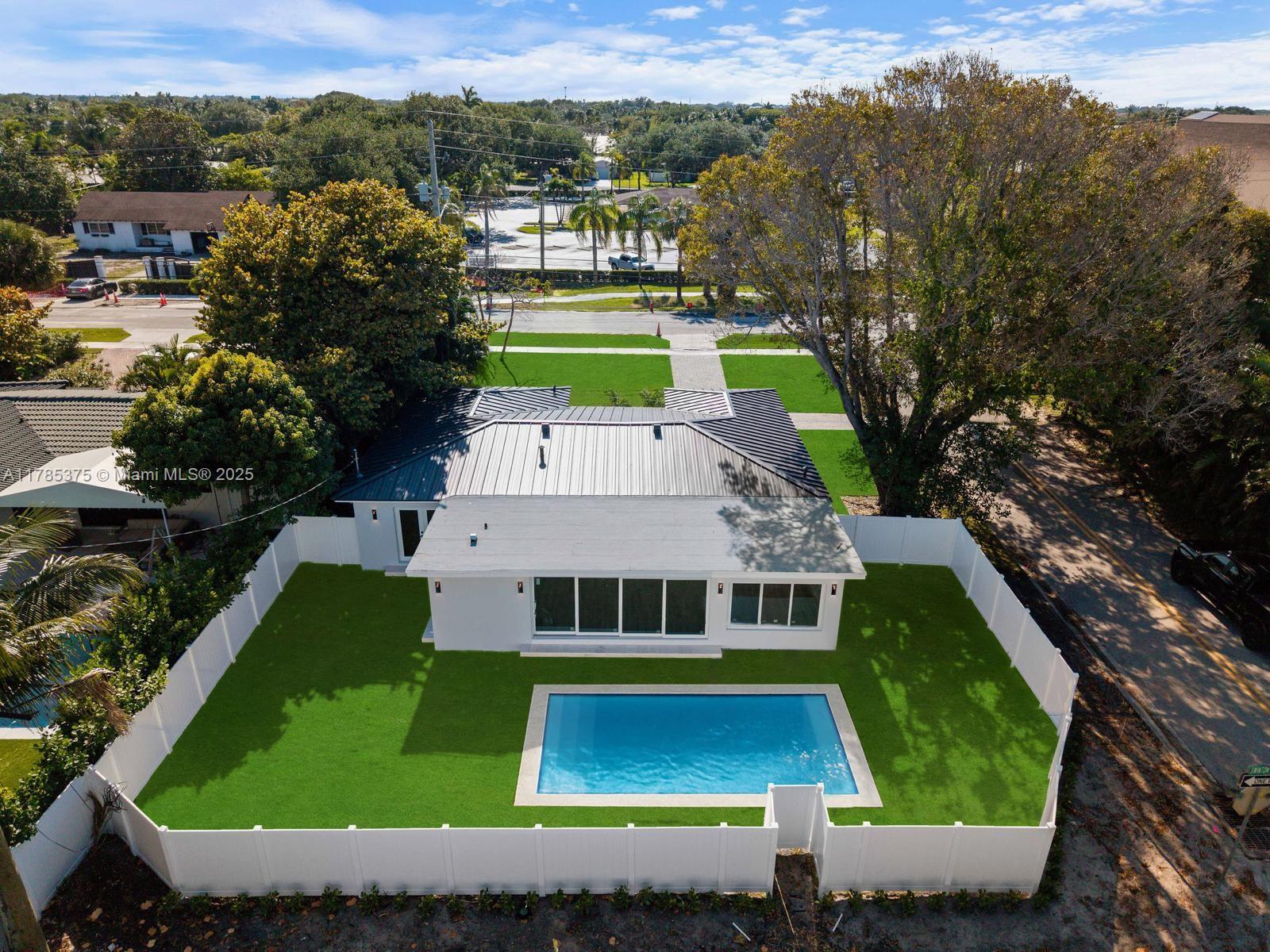 NORTHRIDGE - Residential