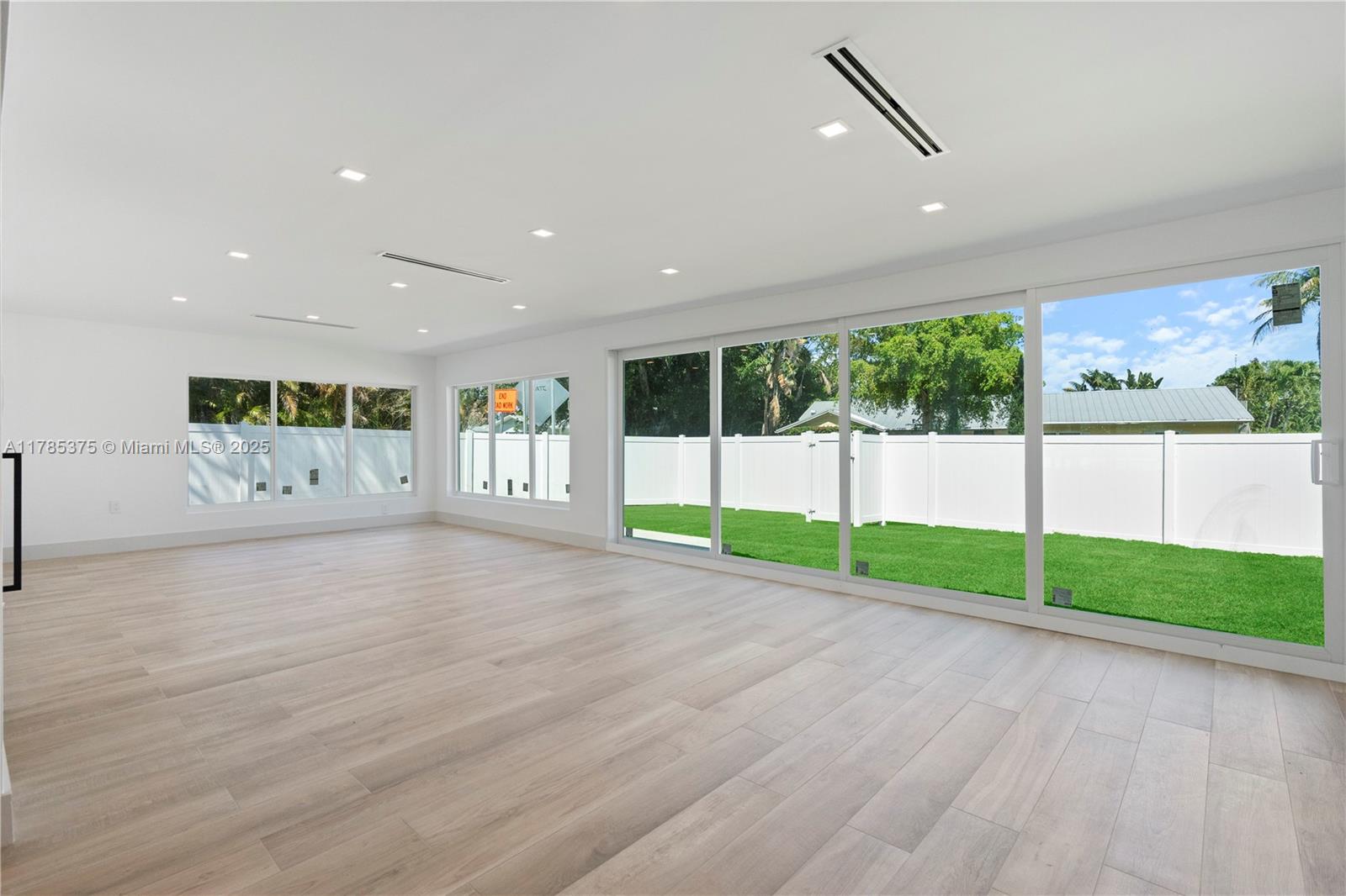 NORTHRIDGE - Residential
