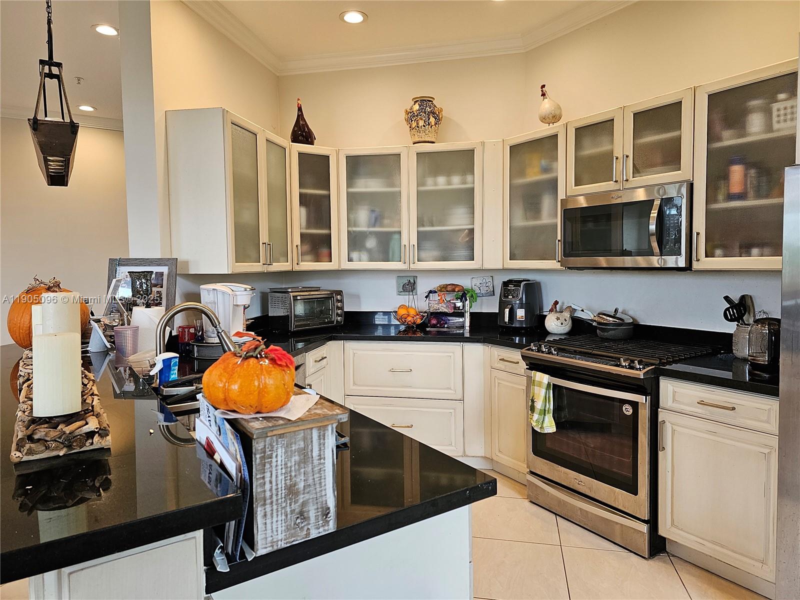 VILLA FLORA CONDO - Residential Lease